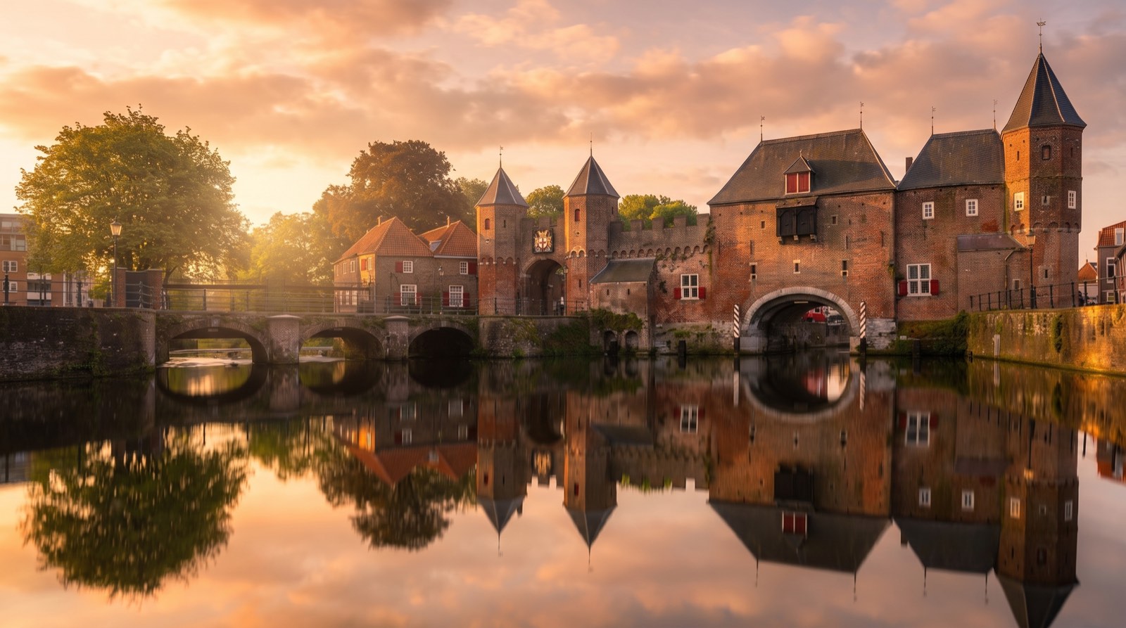 De Koppelpoort in Amersfoort over de rivier de Eem, bij avondlicht